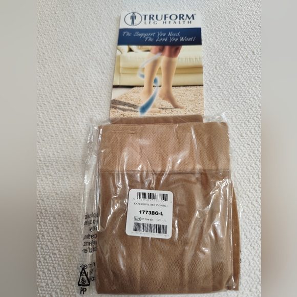 TRUFORM Leg Health Lites Ladies Sheer Knee Highs - Picture 5 of 6